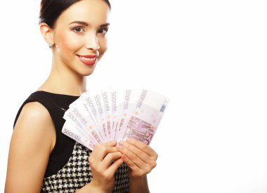 Elinde dolarlarla genç ve mutlu bir kadın. Beyaz arkaplanda izole