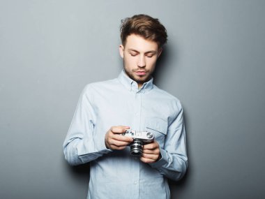 Retro kamera tutarak hipster moda fotoğrafçısı adam
