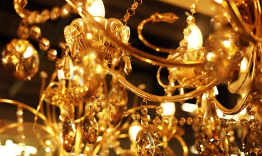 Tavan lambaları, mağazada avizeler, resmi yakın