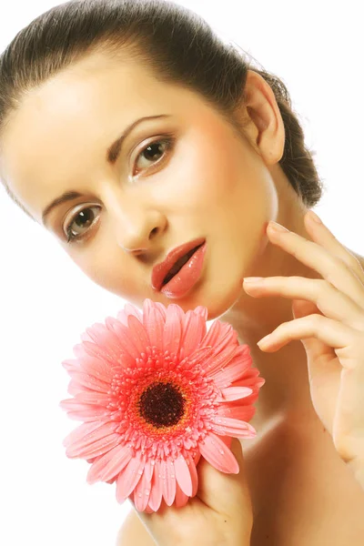 Donna con fiore di gerbero rosa isolato su bianco — Foto Stock