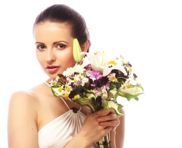 Mulher bonita com buquê de flores diferentes — Fotografia de Stock