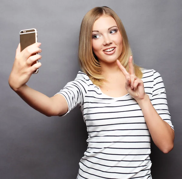 Güzel hippi kız alma selfie. 