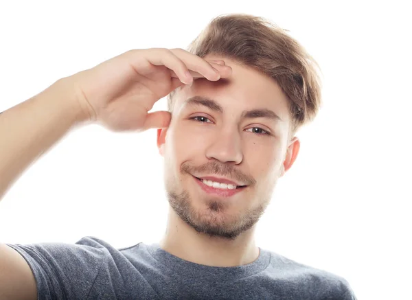 Feliz hombre sonriente mirando a la cámara aislada sobre fondo blanco — Foto de Stock