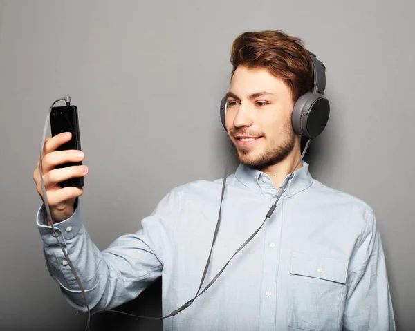 Estilo de vida, felicidade, emocional e conceito de pessoas: Homem segurando — Fotografia de Stock