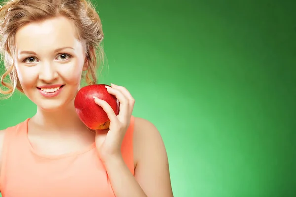 Hermosa mujer con manzana roja en la mano —  Fotos de Stock