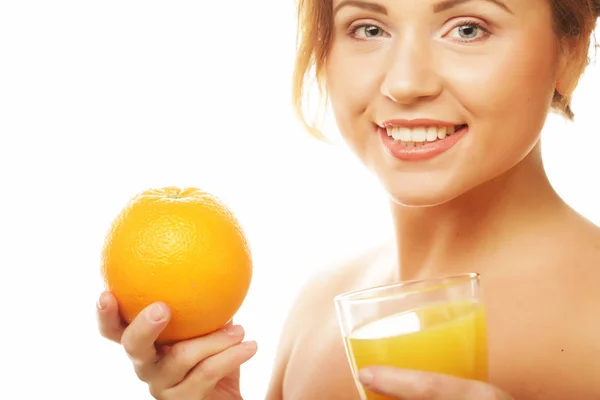 Comida saludable, concepto de alimentación y dieta - mujer bebiendo jugo de naranja — Foto de Stock