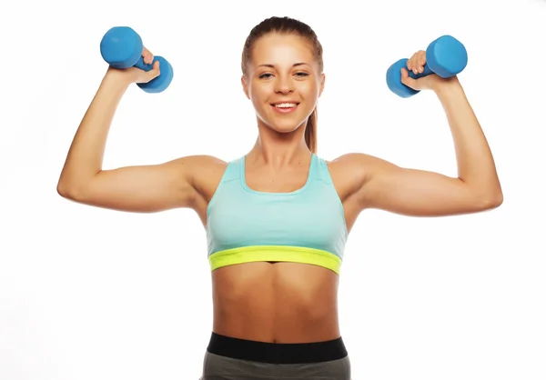 Concepto Deporte, Fitness y Personas: Mujer en la práctica de equipos deportivos con pesas aisladas sobre fondo blanco — Foto de Stock