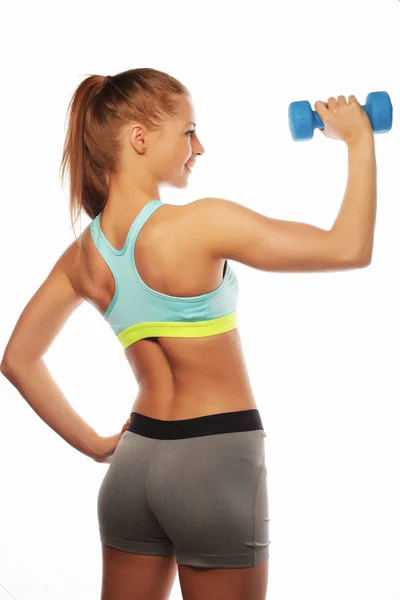 Concepto Deporte, Fitness y Personas: Mujer en la práctica de equipos deportivos con pesas aisladas sobre fondo blanco — Foto de Stock