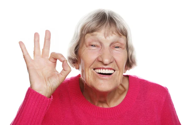 Yaşam tarzı, duygu ve insan konsepti: Yaşlı mutlu kadın başparmağını kaldırıyor ve kameraya bakıyor — Stok fotoğraf