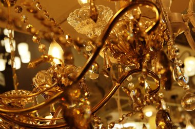 Mağazadaki tavan lambaları, avizeler. Görüntüyü kapatın.