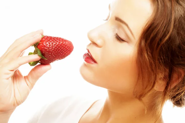 Ung kvinna med jordgubbe på vit bakgrund — Stockfoto