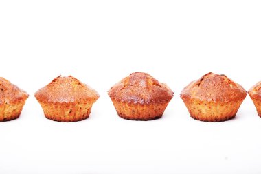 Taze hamur işleri, kapkekler, yakın plan beyaz arka plan.