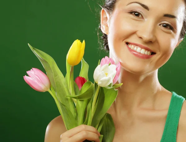 Felice ragazza asiatica con tulipani da vicino — Foto Stock