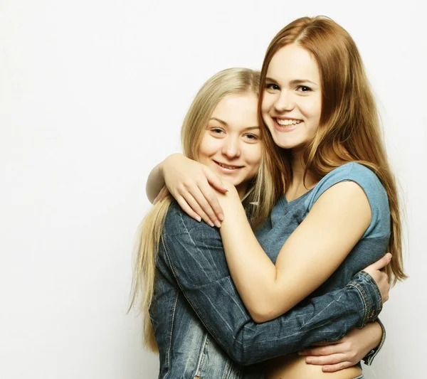 Dos amigas jóvenes de pie juntas y divirtiéndose. — Foto de Stock