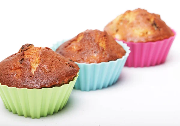 Frisches Gebäck, Cupcakes, Nahaufnahme auf weißem Hintergrund — Stockfoto