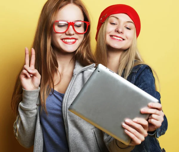 Dwie hipsterki przyjaciele biorąc selfie z tabletem cyfrowym — Zdjęcie stockowe