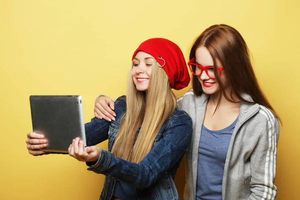 Deux copines hipster prenant selfie avec tablette numérique — Photo