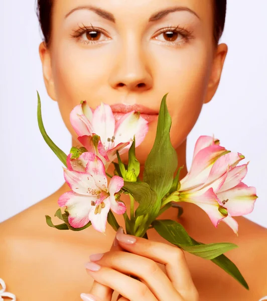 Žena s květinami izolované na bílém — Stock fotografie