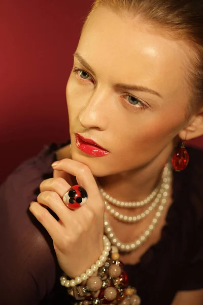 Krásná žena s večerním make-upem. Šperky a krása. — Stock fotografie