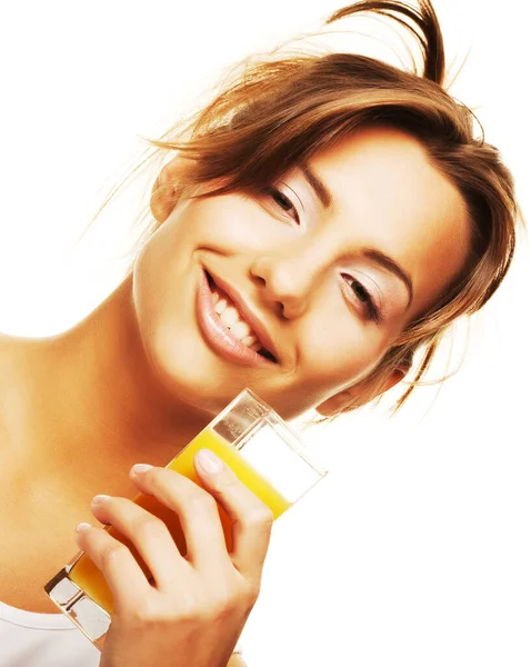 Mulher bebendo suco de laranja de perto sobre branco — Fotografia de Stock