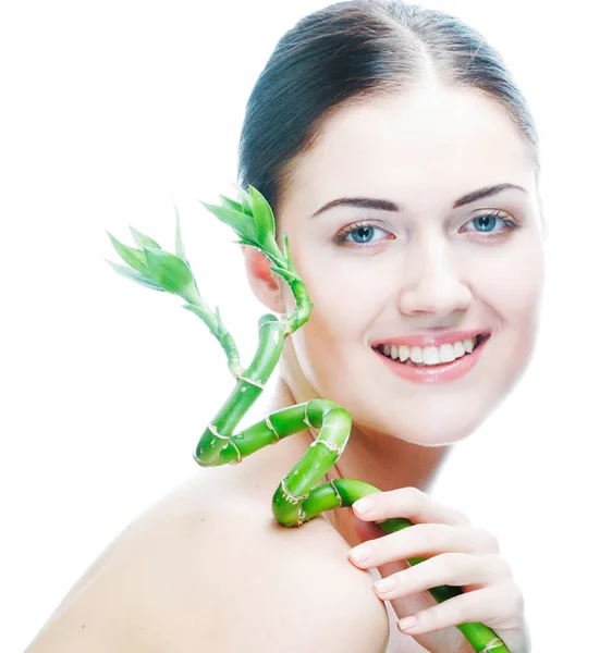 Jovem mulher com bambu sobre fundo branco — Fotografia de Stock