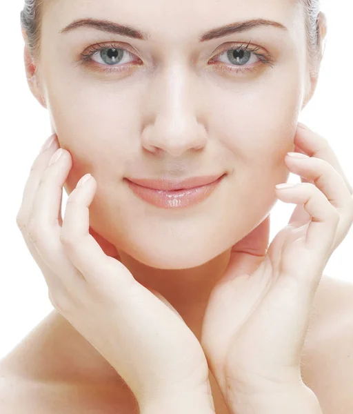 Schöne Frau Gesicht mit sauberer Haut über weißem Hintergrund — Stockfoto