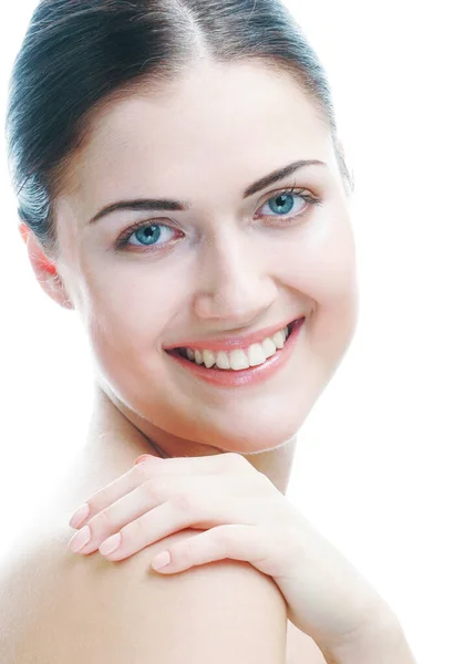 Mooie vrouw gezicht met schone huid over witte achtergrond — Stockfoto