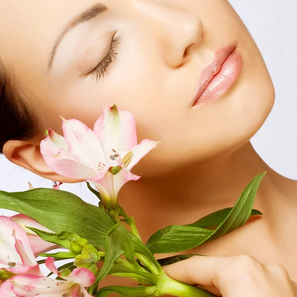 Hermosa mujer con flor rosa — Foto de Stock