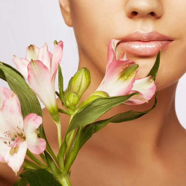 Beautiful woman with pink flower — Stock Photo, Image