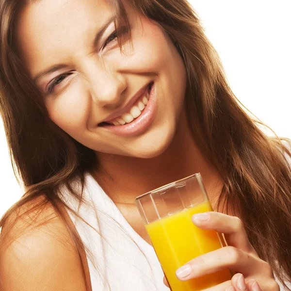 Mulher bebendo suco de laranja de perto — Fotografia de Stock