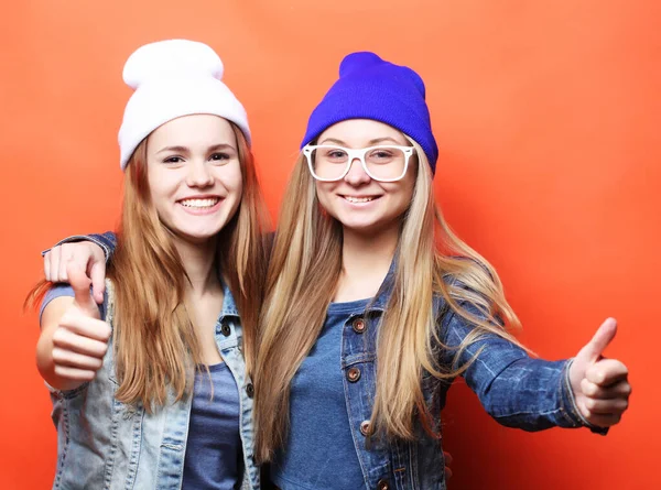 Dos amigas jóvenes de pie juntas y divirtiéndose. — Foto de Stock