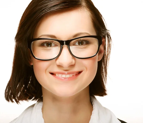 Портрет деловой женщины, улыбающейся в очках на белом фоне — стоковое фото