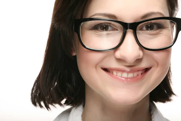 Портрет бізнес-леді, посміхаючись носити окуляри на білому тлі — стокове фото