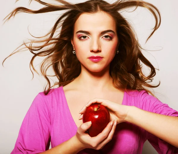 Donna sorridente con mela rossa su sfondo bianco — Foto Stock