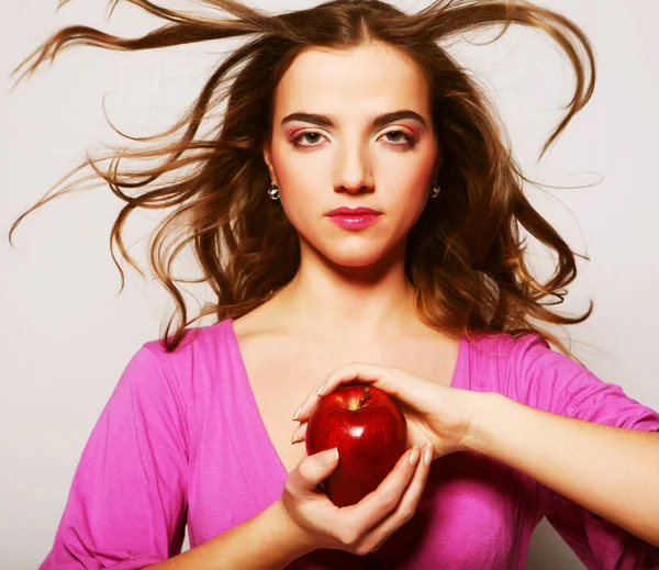 Mujer sonriente con manzana roja sobre fondo blanco —  Fotos de Stock