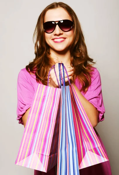 Žena v slunečních brýlích na nákupy — Stock fotografie