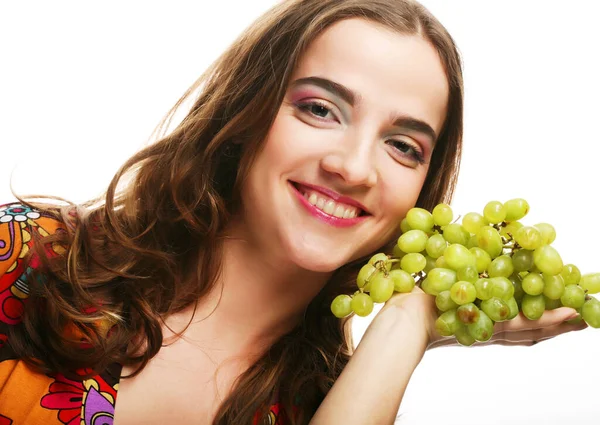 Retrato de una niña con un racimo de uvas aisladas sobre fondo blanco —  Fotos de Stock