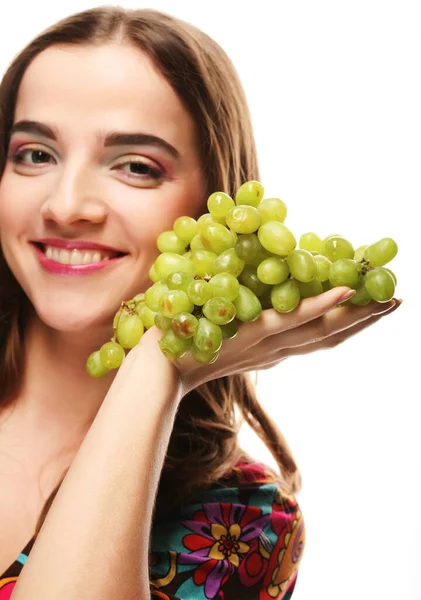Retrato de uma menina com um monte de uvas isoladas no fundo branco — Fotografia de Stock