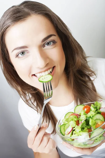 Lykkelig kvinde spiser salat - Stock-foto