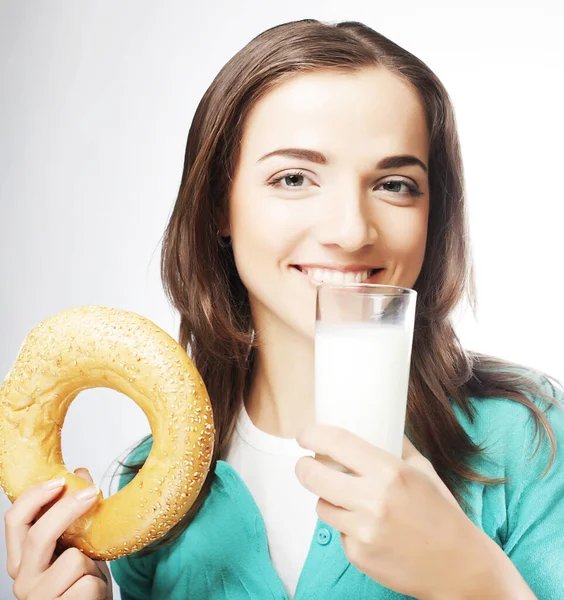 Mulher feliz com leite e donut de perto — Fotografia de Stock
