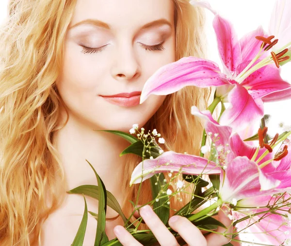Mulher atraente com flores cor de rosa perto — Fotografia de Stock