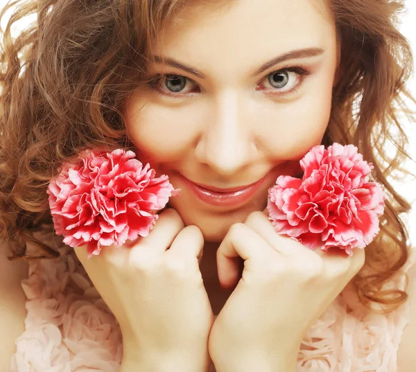 Chica rubia con flor rosa sobre fondo blanco —  Fotos de Stock