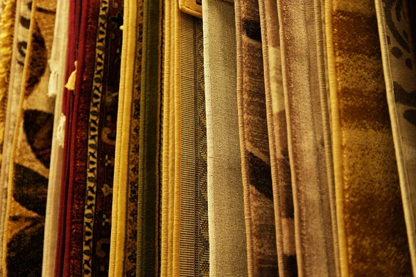 Sortiment verschiedener Teppiche im Geschäft. Nahaufnahme — Stockfoto