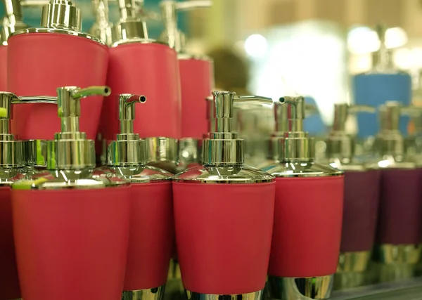 Flessen voor zeep in de winkel, close-up foto — Stockfoto