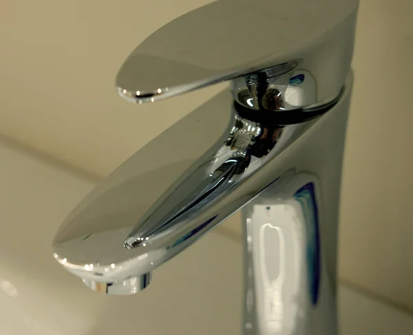 Modern fürdőszobai csapvíz — Stock Fotó