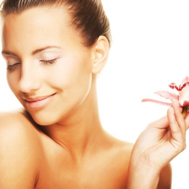 SPA, elinde orkide çiçeği tutan güzel kız.