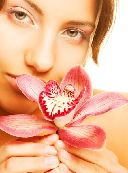 SPA, menina bonita segurando flor de orquídea em suas mãos — Fotografia de Stock