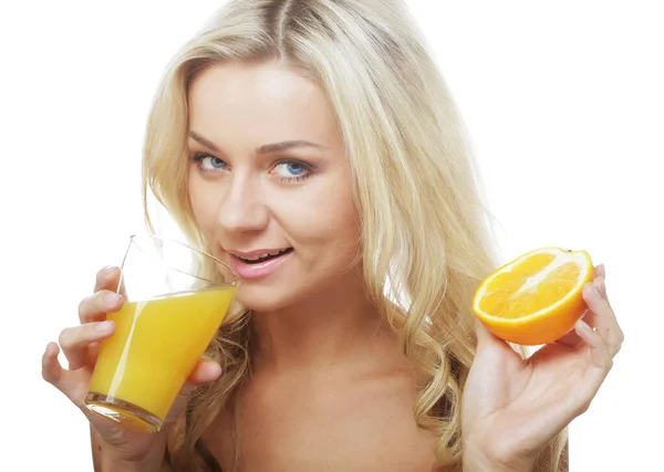 Junge glückliche Frau trinkt Orangensaft. — Stockfoto