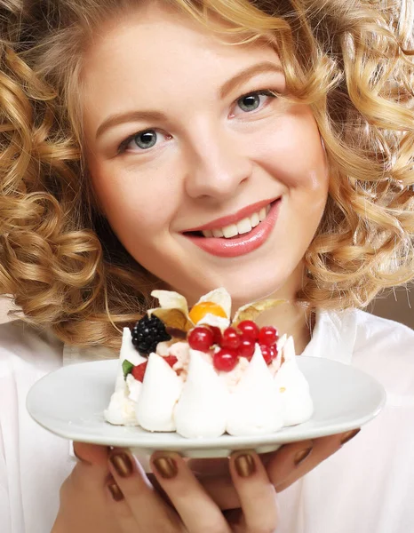 Jeune femme avec un gâteau — Photo