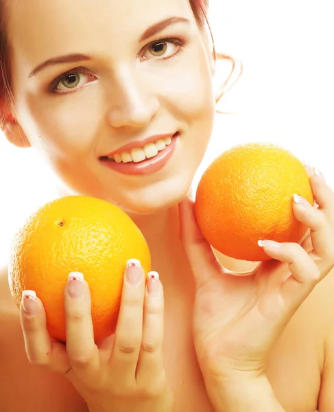 Hermosa cara de mujer con jugosa naranja — Foto de Stock